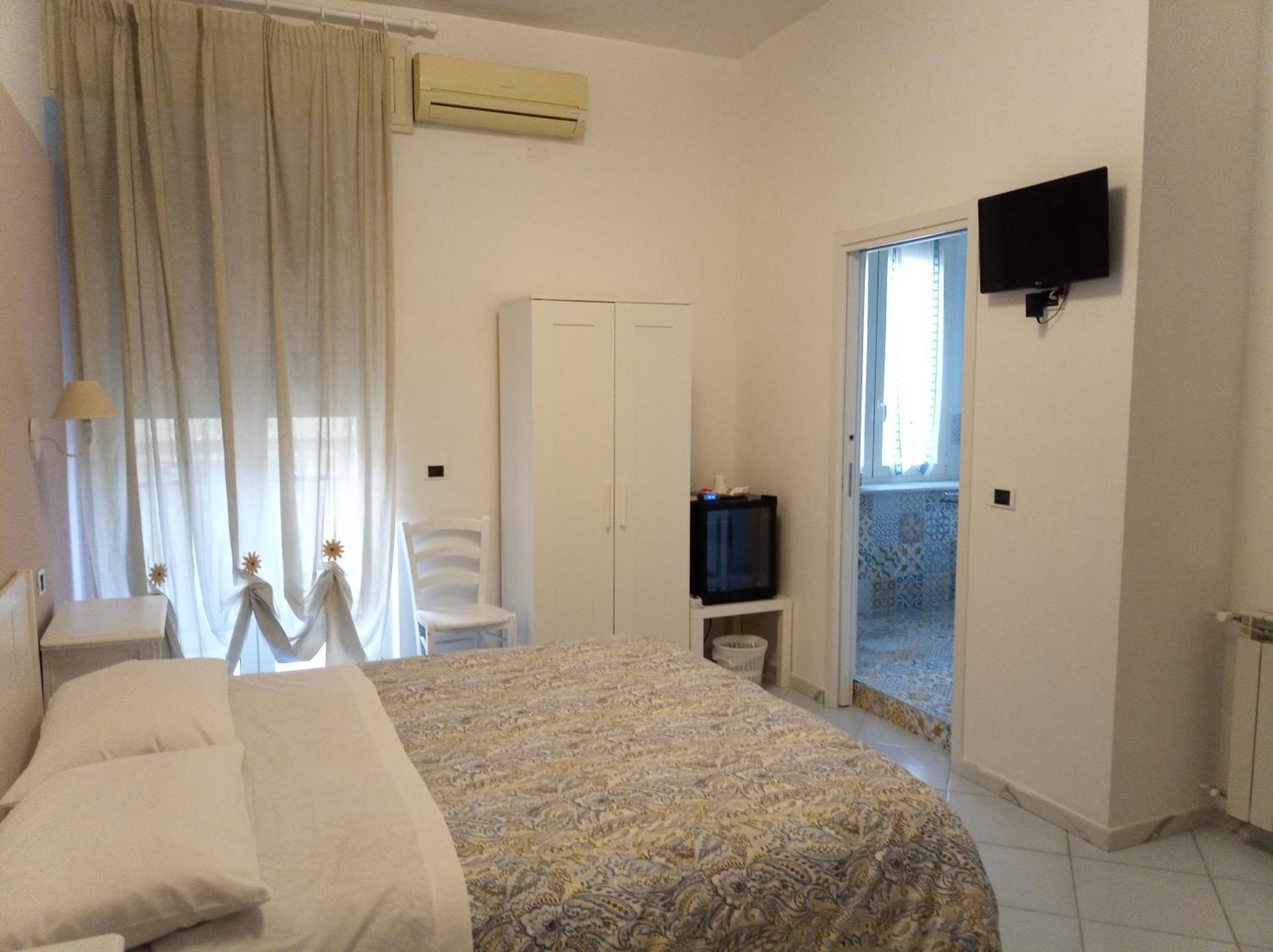 Carafa Materdei Hotel Наполи Екстериор снимка